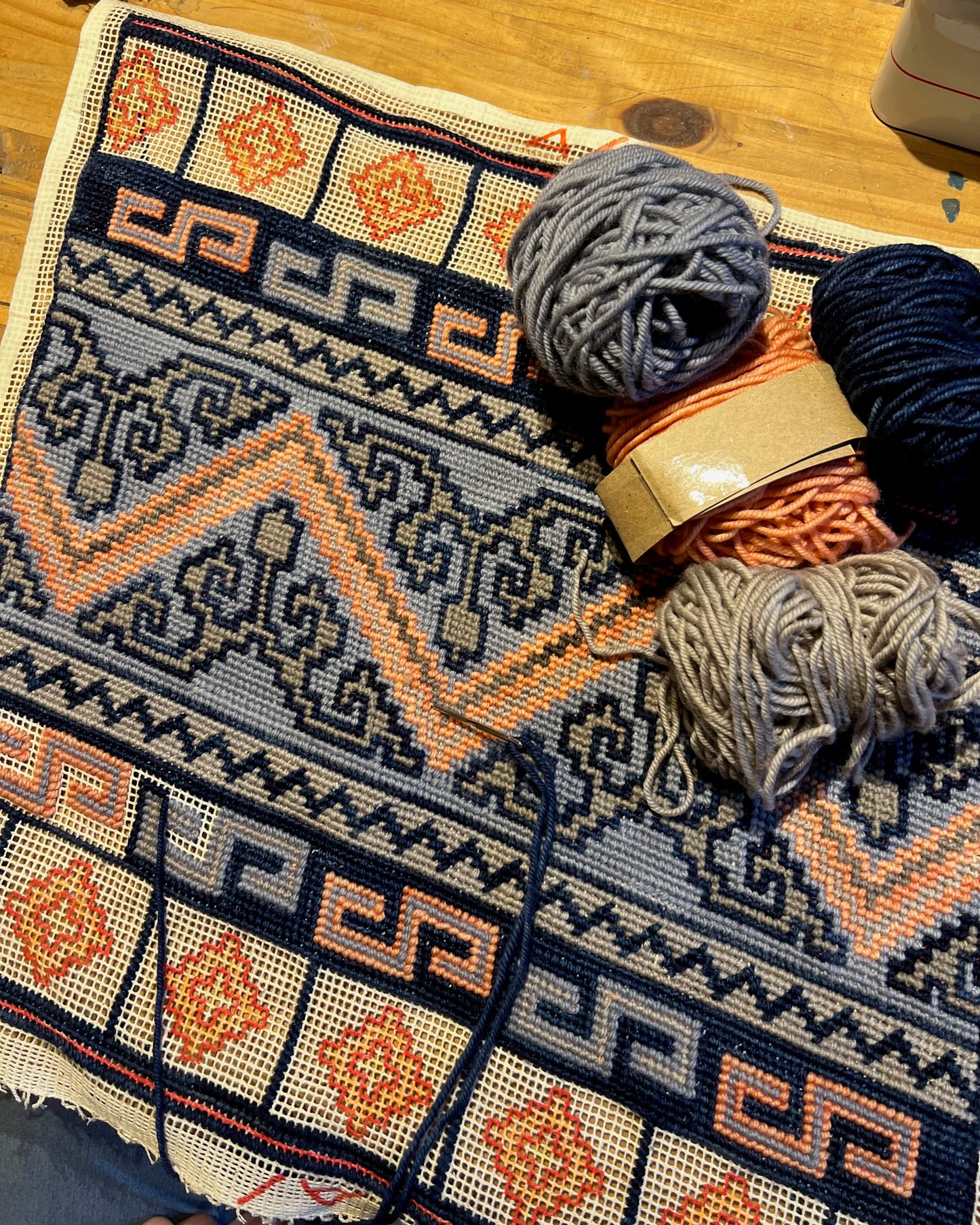 Cañamazo en proceso de bordado