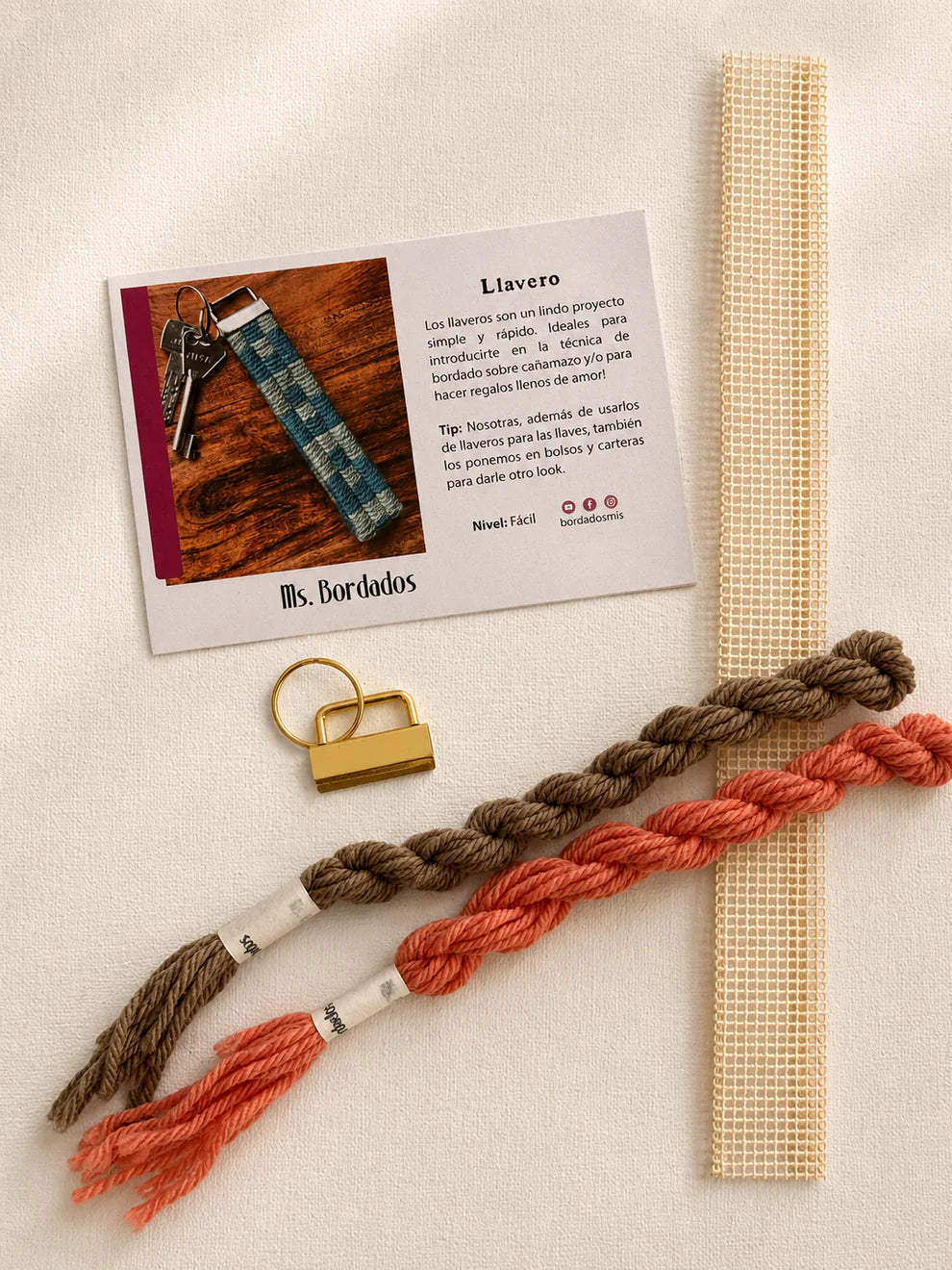 Kit de Bordado en Cañamazo – Llavero Cubos Coral y Camel