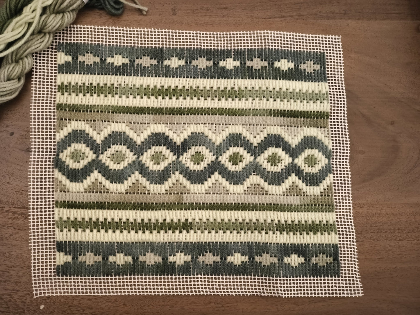 Bordado Bargello en tonos verdes sobre cañamazo - alumna Ms Bordados