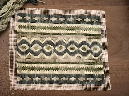 Bordado Bargello en tonos verdes sobre cañamazo - alumna Ms Bordados