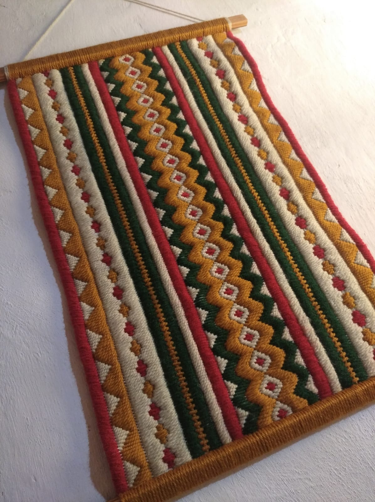 Bordado Bargello terminado - tapiz colgado alumna Ms Bordados