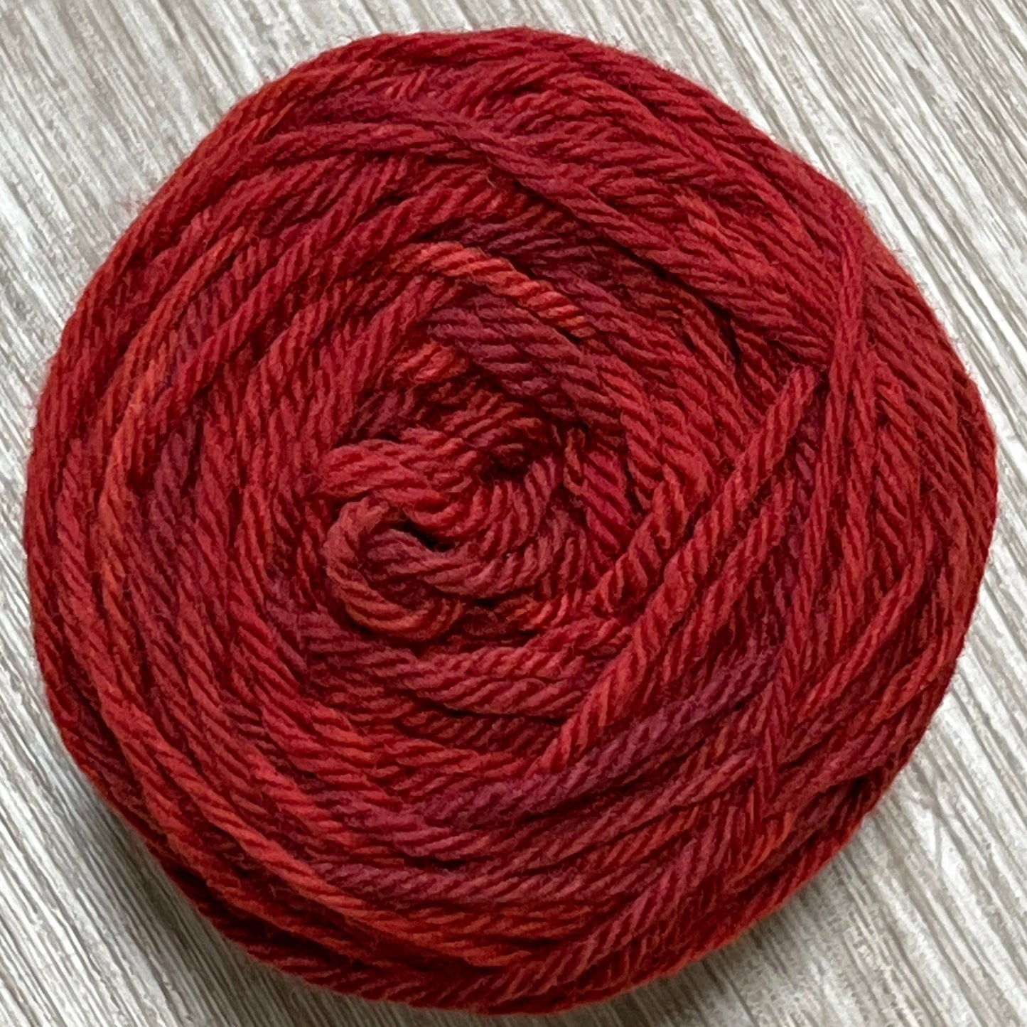 Ovillo de lana merino uruguaya color cereza