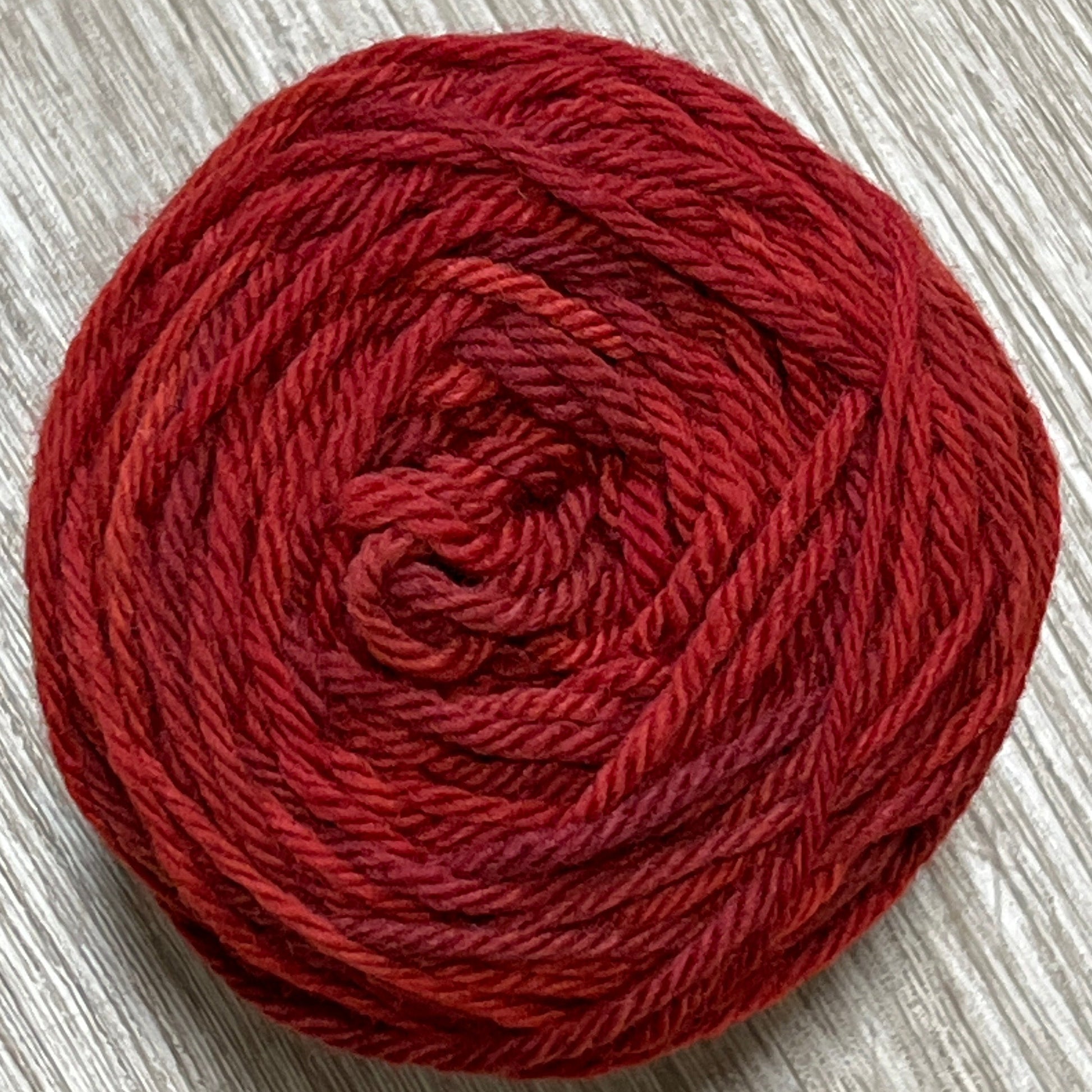 Ovillo de lana merino uruguaya color cereza