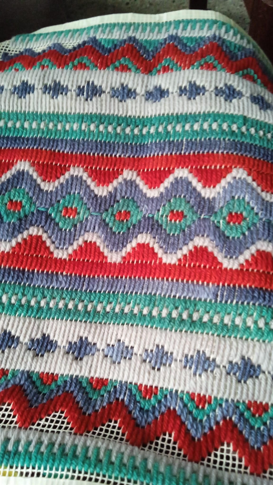 Proyecto Bargello terminado en colores turquesa y rojo - alumna Ms Bordados