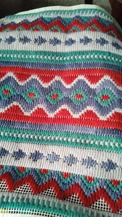 Proyecto Bargello terminado en colores turquesa y rojo - alumna Ms Bordados