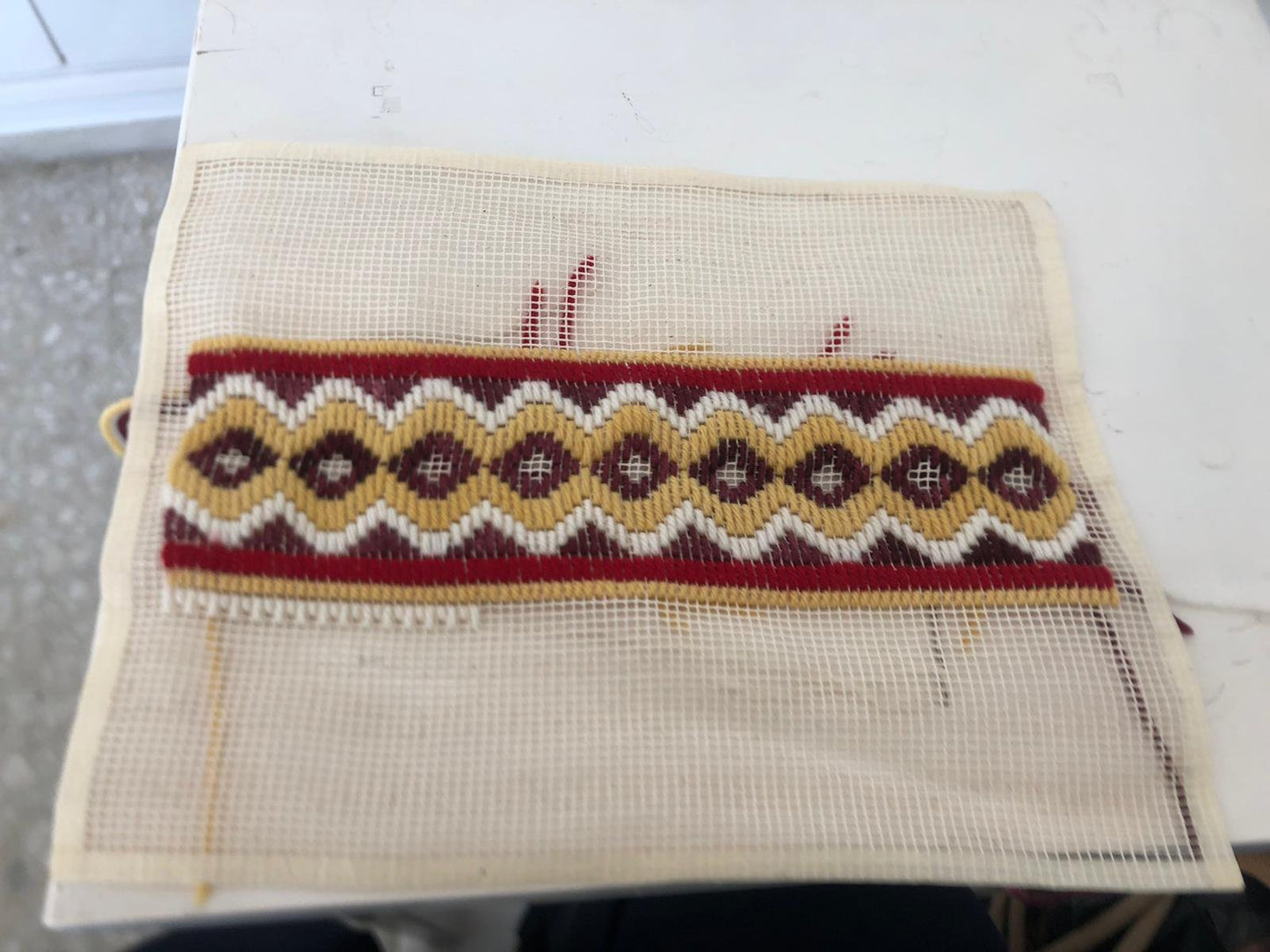 Bordado Bargello en proceso sobre cañamazo - alumna Ms Bordados