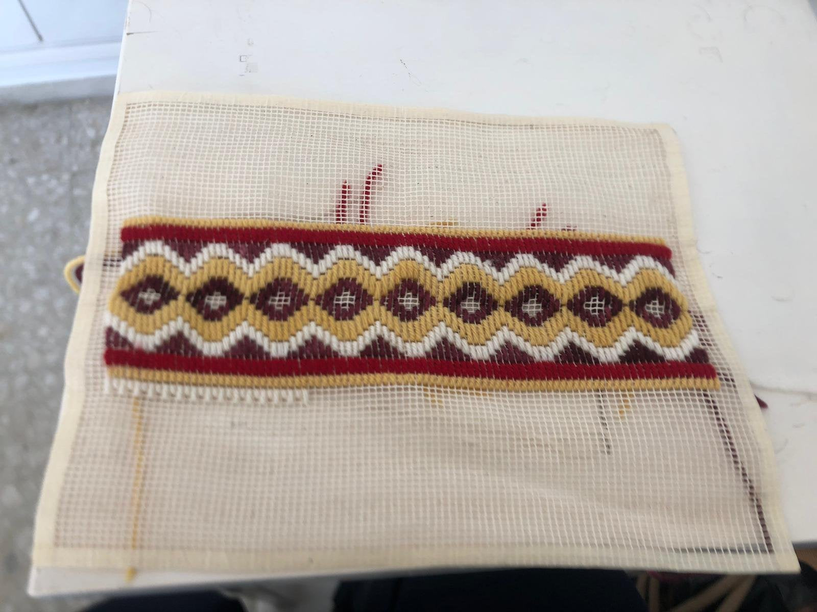 Bordado Bargello en proceso sobre cañamazo - alumna Ms Bordados