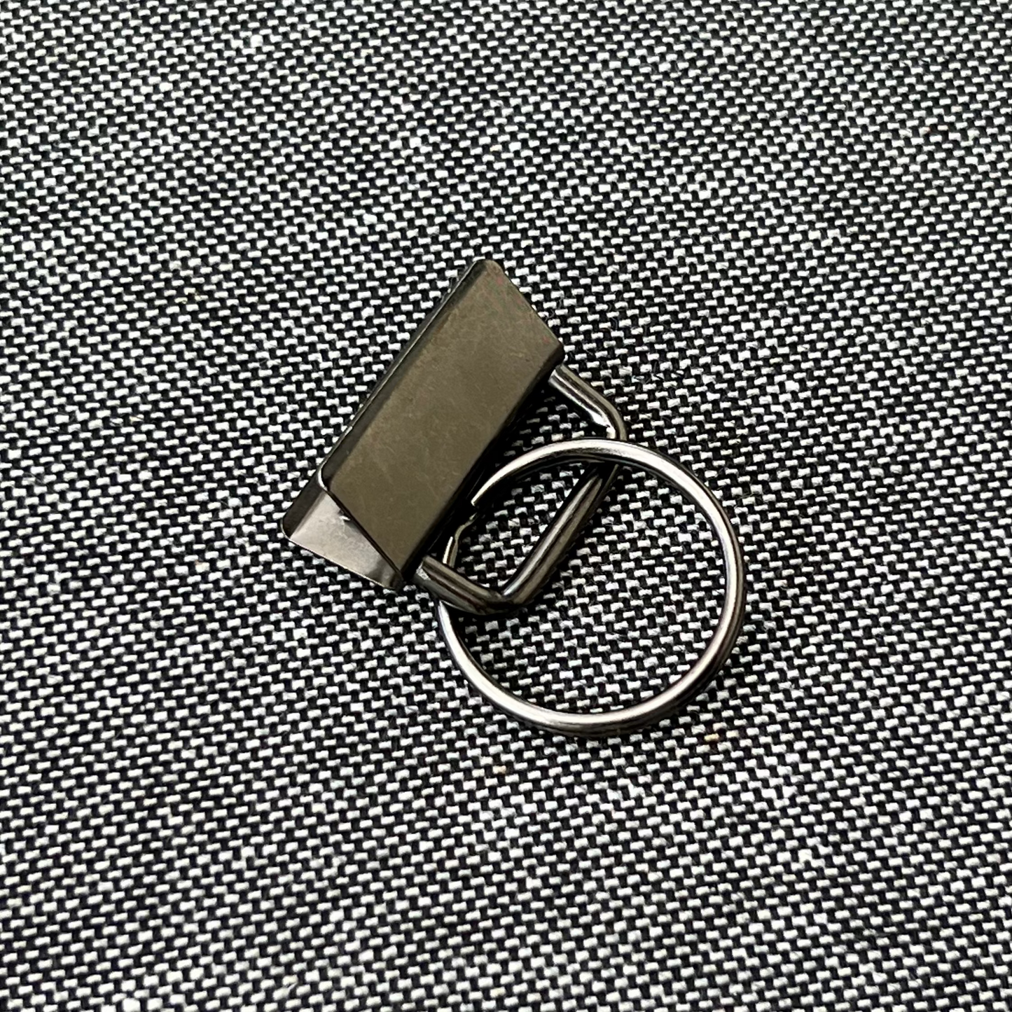 Puntero llavero de metal gris profundo