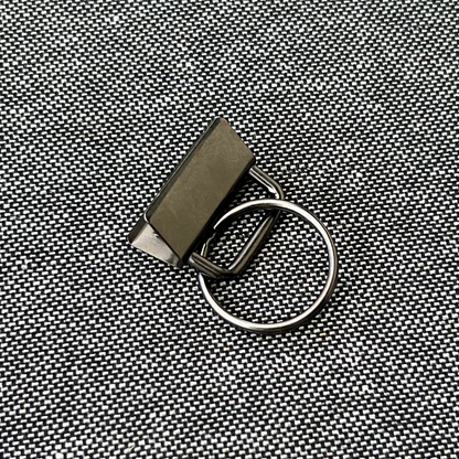 Puntero llavero de metal gris profundo