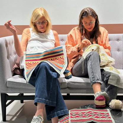 Clase en vivo de bordado sobre cañamazo: dos personas bordando en un sillón — Ms. Bordados