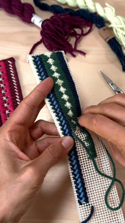 Manos bordando sobre cañamazo con lanas de colores — Clase en vivo de Ms. Bordados