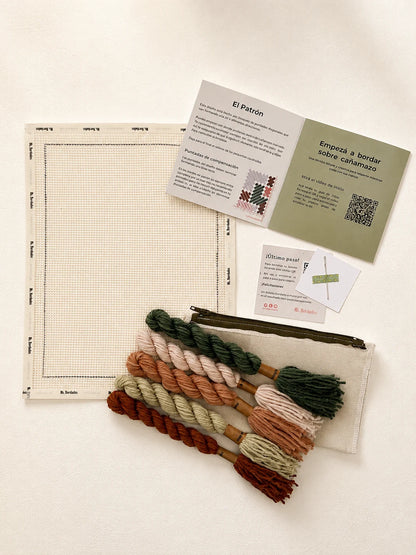 Kit de bordado en cañamazo Bolsito Briar - detalle del diseño | Ms. Bordados