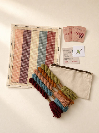 Contenido del kit de bordado en cañamazo Bolsito Bruma: cañamazo, lanas, aguja y manual - Ms. Bordados
