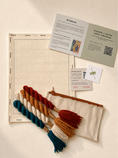 Kit de bordado en cañamazo Bolsito Ember - detalle del diseño | Ms. Bordados