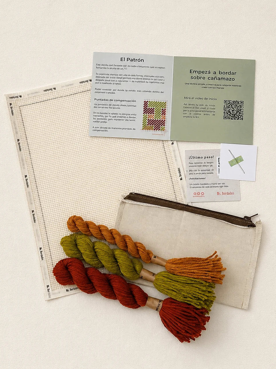 Contenido del kit de bordado en cañamazo Bolsito Flint: cañamazo, lanas, aguja y manual - Ms. Bordados
