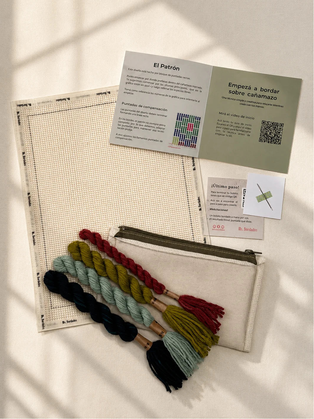 Contenido del kit de bordado en cañamazo Bolsito Reed: cañamazo, lanas, aguja y manual - Ms. Bordados