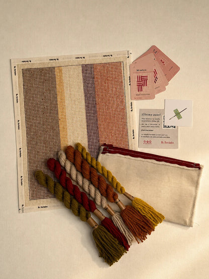 Contenido del kit de bordado en cañamazo Bolsito Siena: cañamazo, lanas, aguja y manual - Ms. Bordados