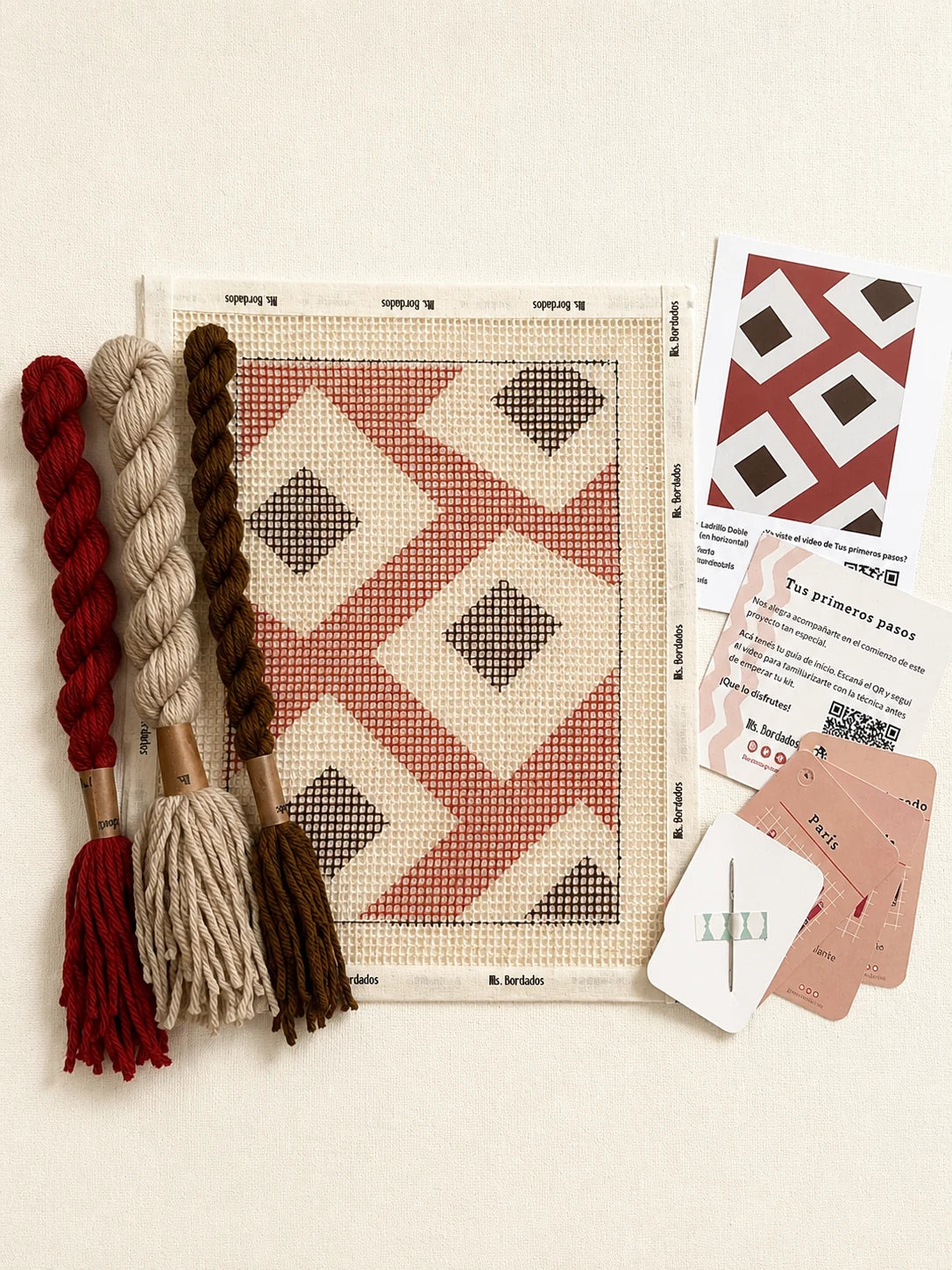 Componentes del Kit Cuadrito Cruce: cañamazo con el diseño, lanas, aguja y tarjetas de puntadas — Ms. Bordados