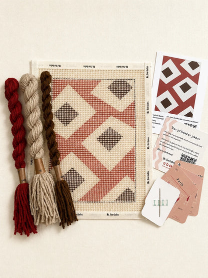 Componentes del Kit Cuadrito Cruce: cañamazo con el diseño, lanas, aguja y tarjetas de puntadas — Ms. Bordados