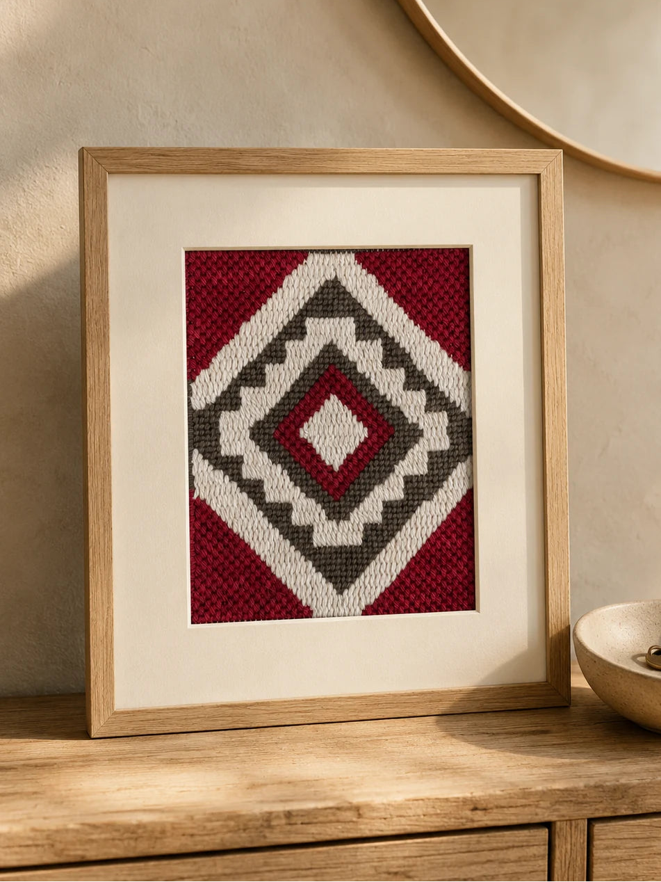 Cuadrito Greca bordado sobre cañamazo, terminado y enmarcado, en rojo, marrón y beige — Ms. Bordados