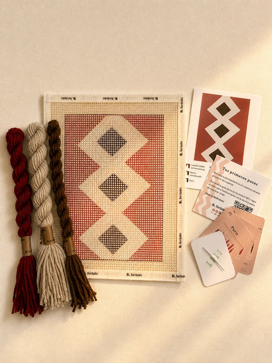 Componentes del Kit Cuadrito Senda: cañamazo con el diseño, lanas, aguja y tarjetas de puntadas — Ms. Bordados