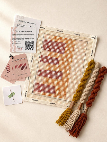 Componentes del Kit Cuadrito Telar: cañamazo con el diseño, lanas en mostaza, cobre y beige, aguja y tarjetas de puntadas — Ms. Bordados