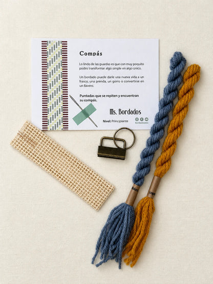 Componentes del Kit Franja Compás Provenza (formato Llavero): cañamazo, lanas 100% uruguayas en Celeste y Amarillo, aguja, manual impreso y herraje del llavero — Ms. Bordados