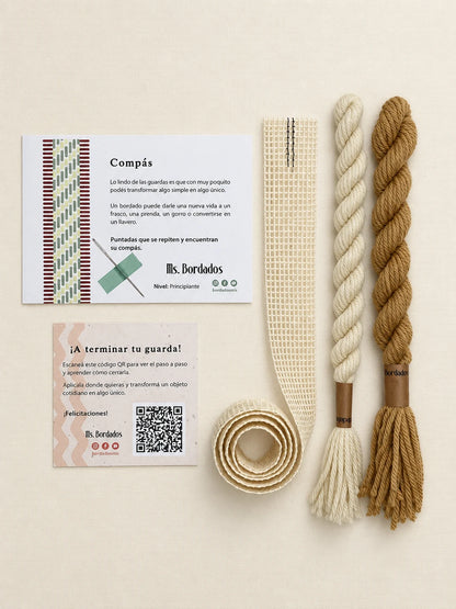 Componentes del Kit Franja Compás Sol (formato Guarda larga): cañamazo de 75 × 5 cm, lanas 100% uruguayas en Crudo y Dijon, aguja, manual impreso y tarjeta con el QR del video para terminar tu guarda — Ms. Bordados
