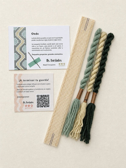 Componentes del Kit Franja Onda Pradera (formato Guarda corta): cañamazo de 30 × 5 cm, lanas 100% uruguayas en Amarillo, Verde y Verde agua, aguja, manual impreso y tarjeta con el QR del video para terminar tu guarda — Ms. Bordados