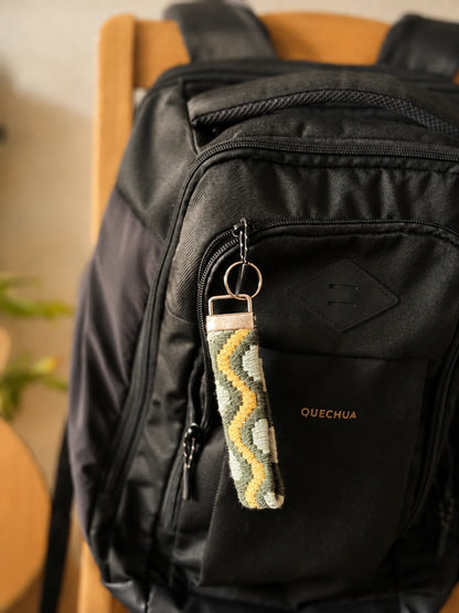 Llavero Franja Onda Pradera bordado sobre cañamazo, colgado de una mochila, en Amarillo, Verde y Verde agua — Ms. Bordados