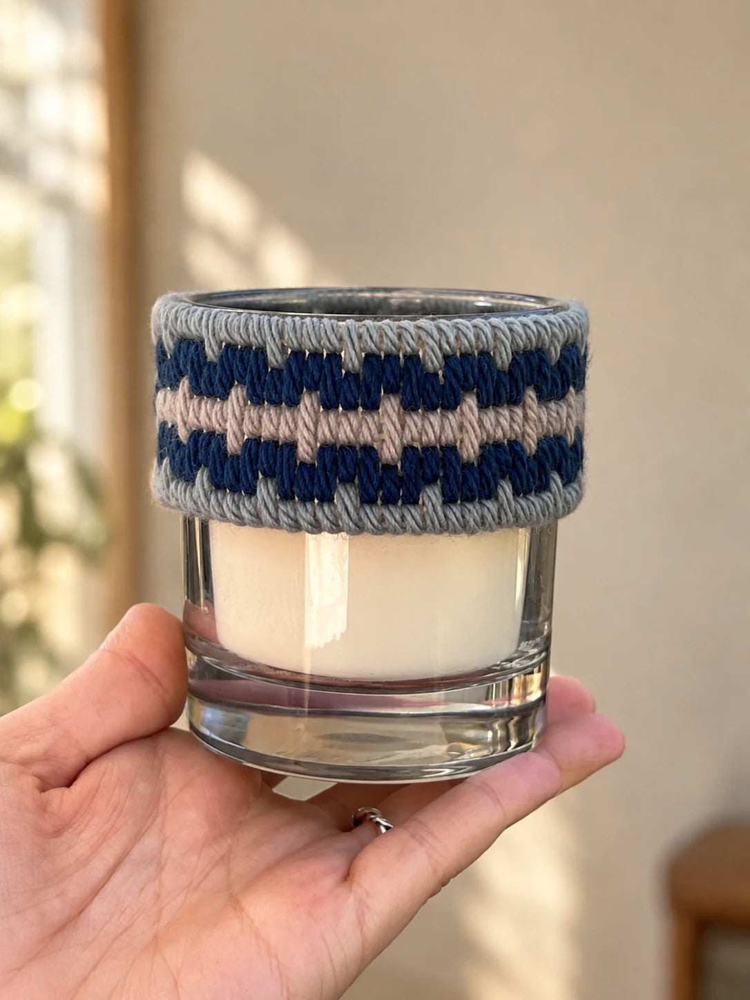 Guarda corta Franja Pulso Puerto bordada sobre cañamazo, aplicada en un frasco de vela, en Beige, Azul y Gris celeste — Ms. Bordados