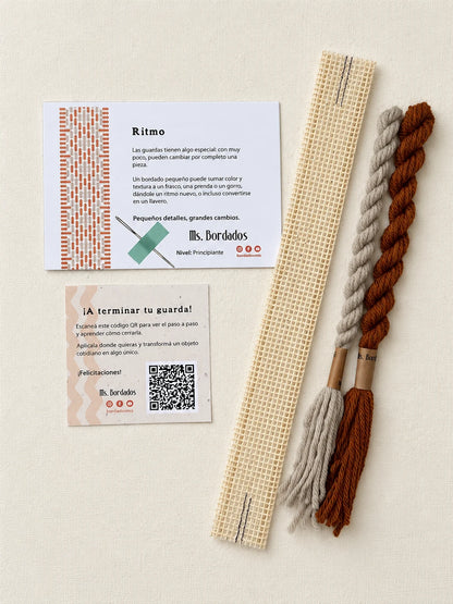Componentes del Kit Franja Ritmo Cobre (formato Guarda corta): cañamazo de 30 × 5 cm, lanas 100% uruguayas en Beige y Cobre, aguja, manual impreso y tarjeta con el QR del video para terminar tu guarda — Ms. Bordados