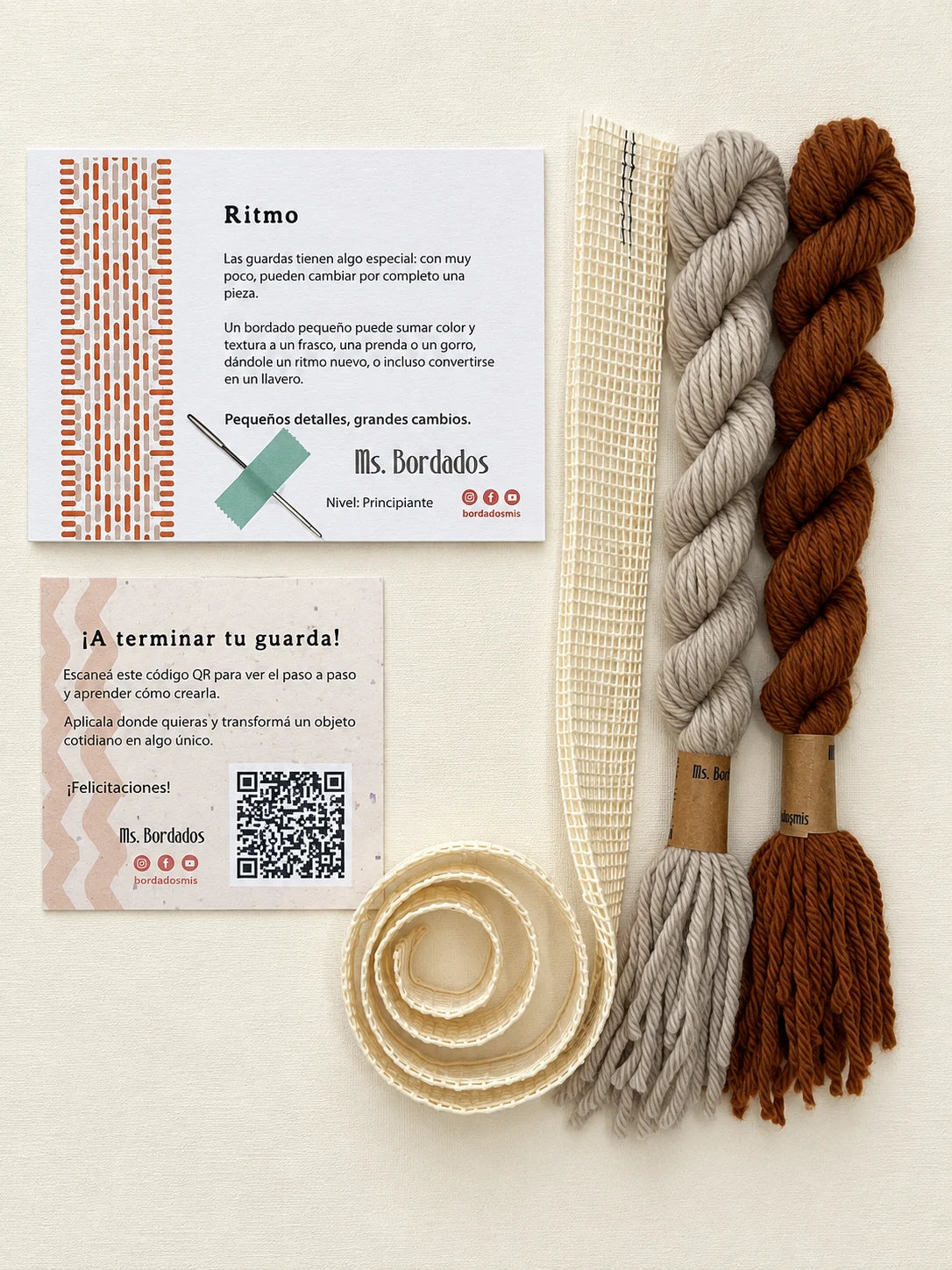 Componentes del Kit Franja Ritmo Cobre (formato Guarda larga): cañamazo de 75 × 5 cm, lanas 100% uruguayas en Beige y Cobre, aguja, manual impreso y tarjeta con el QR del video para terminar tu guarda — Ms. Bordados