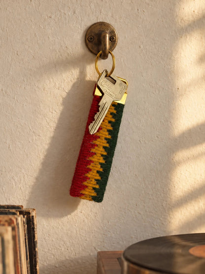 Llavero Franja Vibra Kilim bordado sobre cañamazo, terminado, colgado en un gancho, en Verde forestal, Rojo ladrillo y Amarillo — Ms. Bordados
