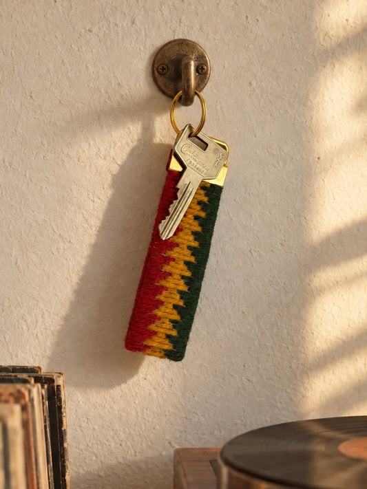 Llavero Franja Vibra Kilim bordado sobre cañamazo, terminado, colgado en un gancho, en Verde forestal, Rojo ladrillo y Amarillo — Ms. Bordados