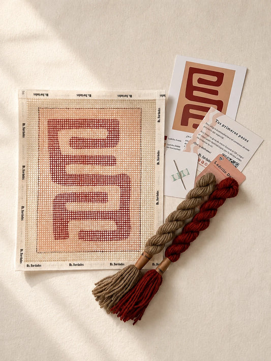 Componentes del Kit Cuadrito Kuba Kasai Arena: cañamazo con el diseño, lanas en rojo ladrillo y beige, aguja y tarjetas de puntadas — Ms. Bordados
