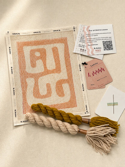 Componentes del Kit Cuadrito Kuba Sabana: cañamazo con el diseño, lanas mostaza y crudo, aguja y tarjetas de puntadas — Ms. Bordados
