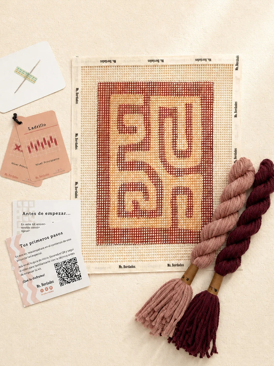 Componentes del Kit Cuadrito Kuba Shoowa Arcilla: cañamazo con el diseño, lanas, aguja y tarjetas de puntadas — Ms. Bordados