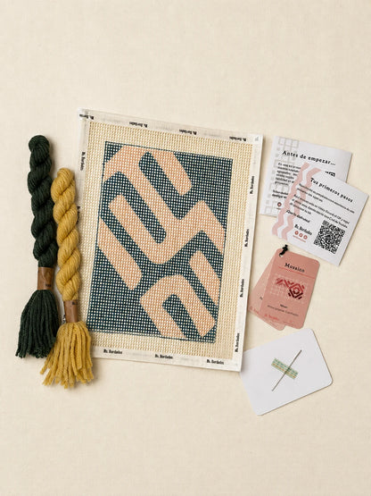 Componentes del Kit Cuadrito Kuba Tribal: cañamazo con el diseño, lanas verde esmeralda y amarillo pálido, aguja y tarjetas de puntadas — Ms. Bordados