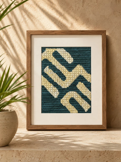 Cuadrito Kuba Tribal bordado sobre cañamazo, terminado y enmarcado, en verde esmeralda y amarillo pálido — Ms. Bordados