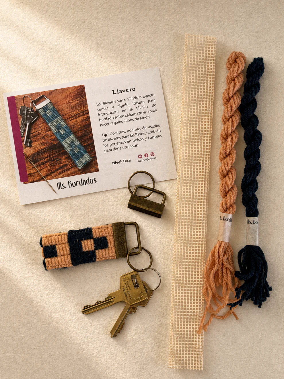 Kit de Bordado en Cañamazo – Llavero Cubos Cute