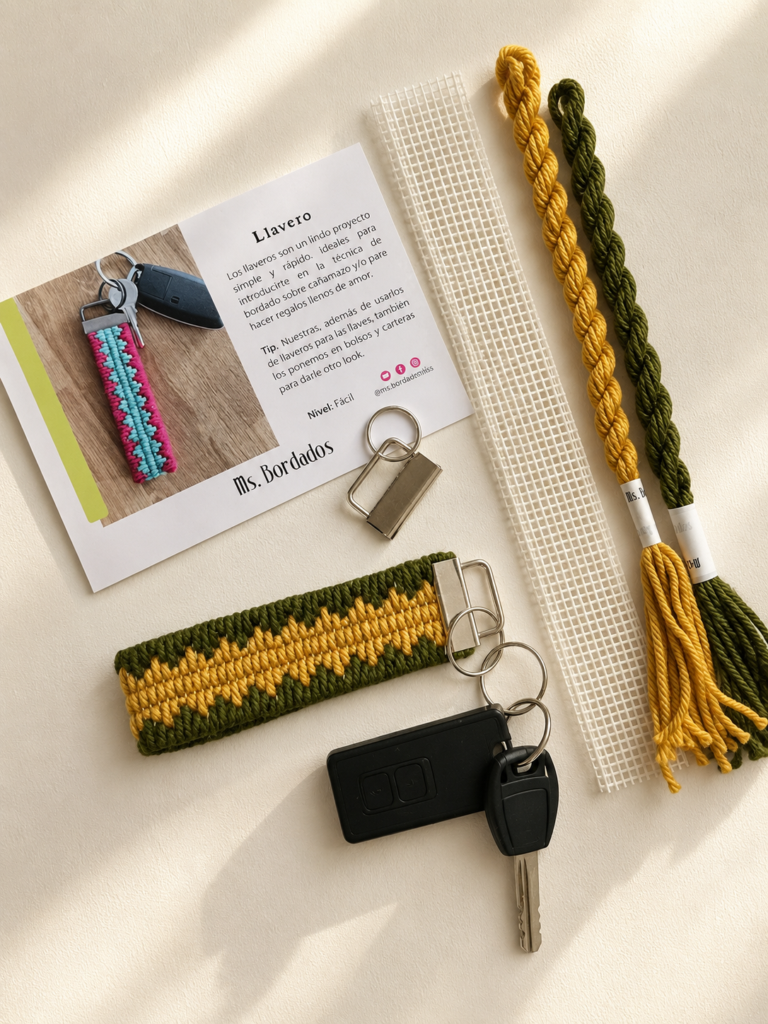 Kit de Bordado en Cañamazo Llavero Piramides - detalle del diseño | Ms. Bordados