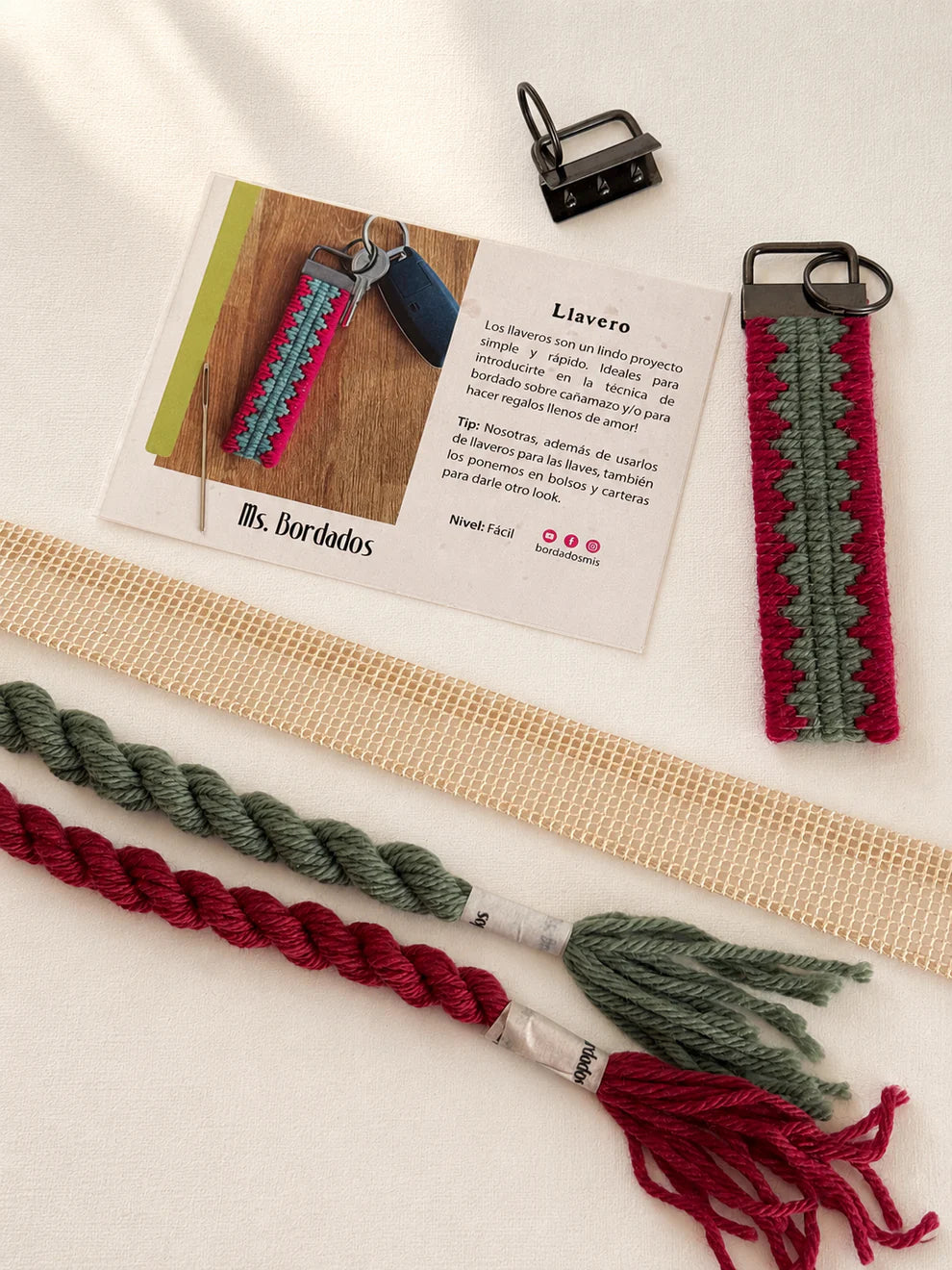 Kit de Bordado en Cañamazo – Llavero Piramides Flor