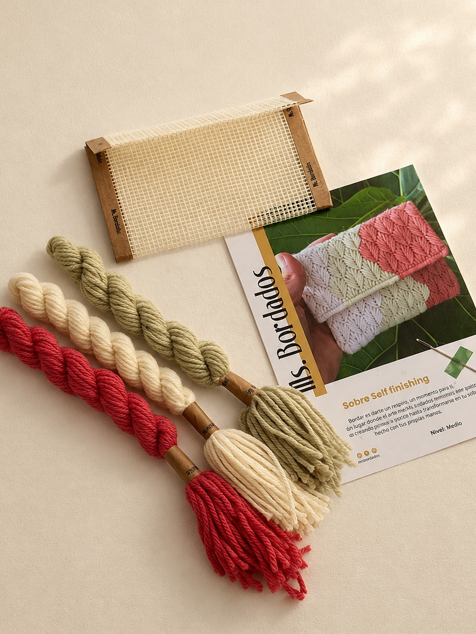 Kit de Bordado en Cañamazo Sobre Hojas - detalle del diseño | Ms. Bordados