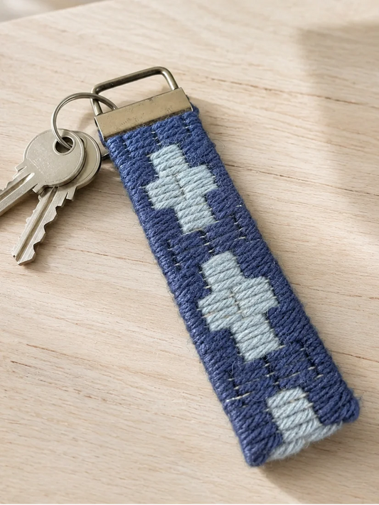 Kit de Bordado en Cañamazo – Llavero Cruces Blue