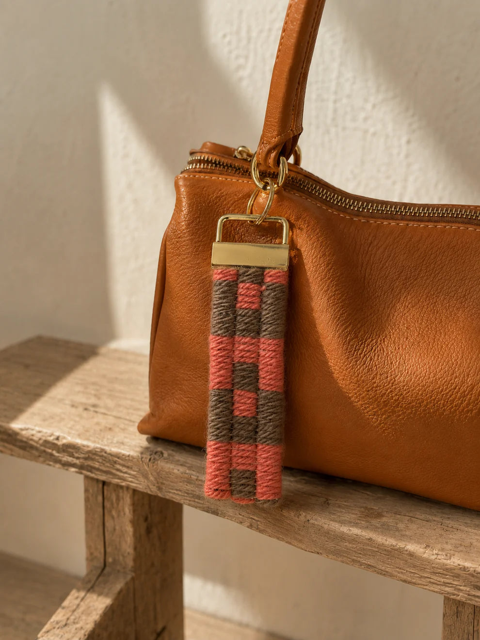 Kit de Bordado en Cañamazo – Llavero Cubos Coral y Camel