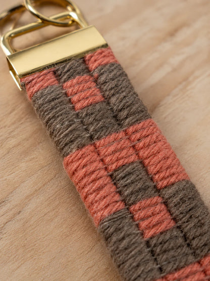 Kit de Bordado en Cañamazo – Llavero Cubos Coral y Camel