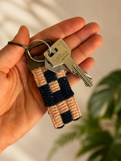 Kit de Bordado en Cañamazo – Llavero Cubos Cute
