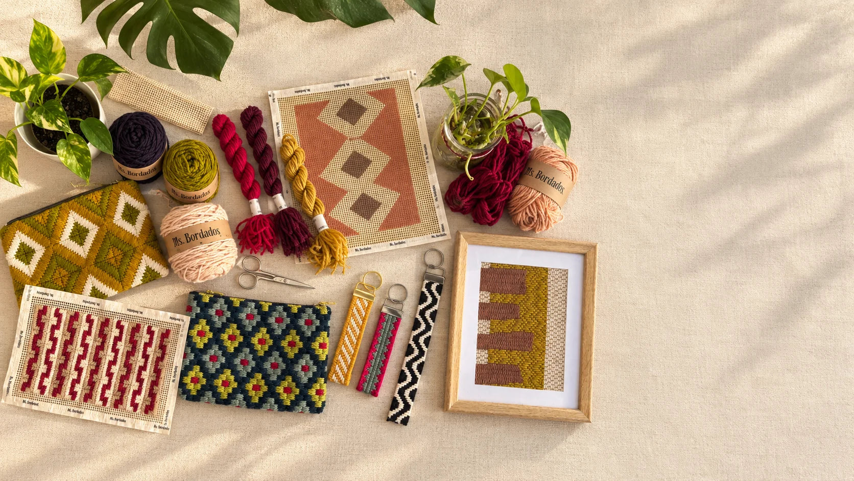 Kits de bordado sobre cañamazo terminados: cuadritos, llaveros y bolsitos, con lanas y plantas — Ms. Bordados
